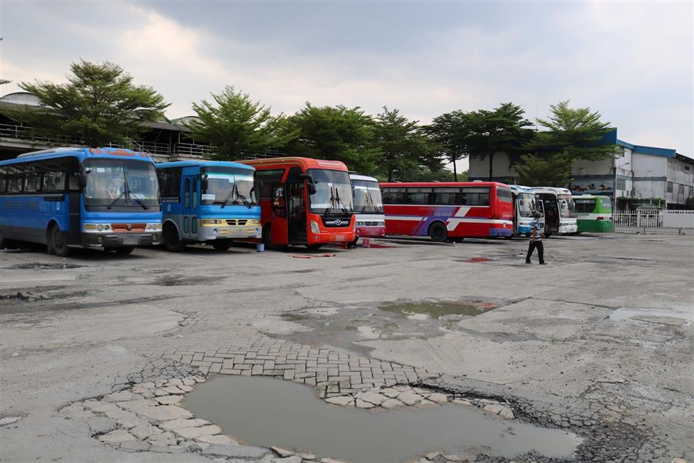 Đoàn xe đưa đón công nhân khu công nghiệp