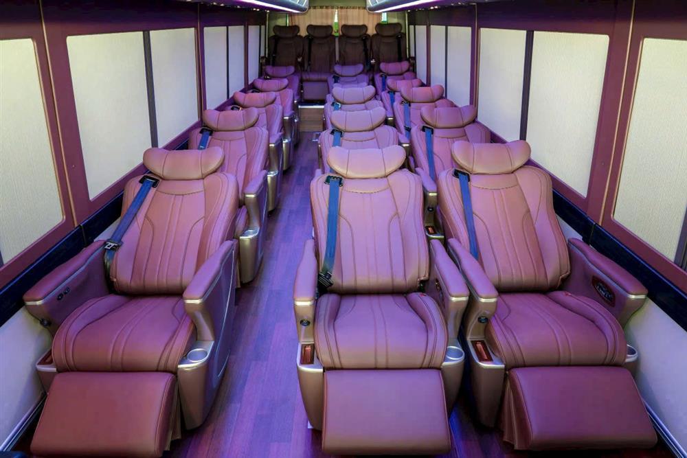 Ghế da ngả trên xe Limousine 20 chỗ