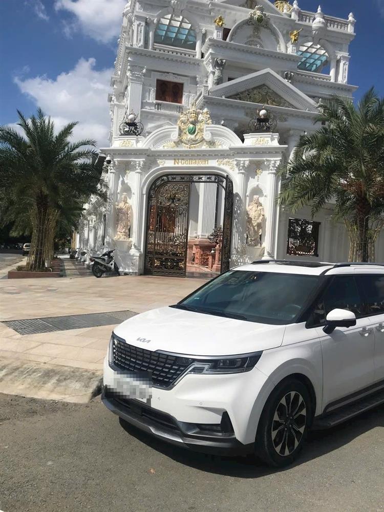 Xe 7 chỗ Kia Carnival màu trắng