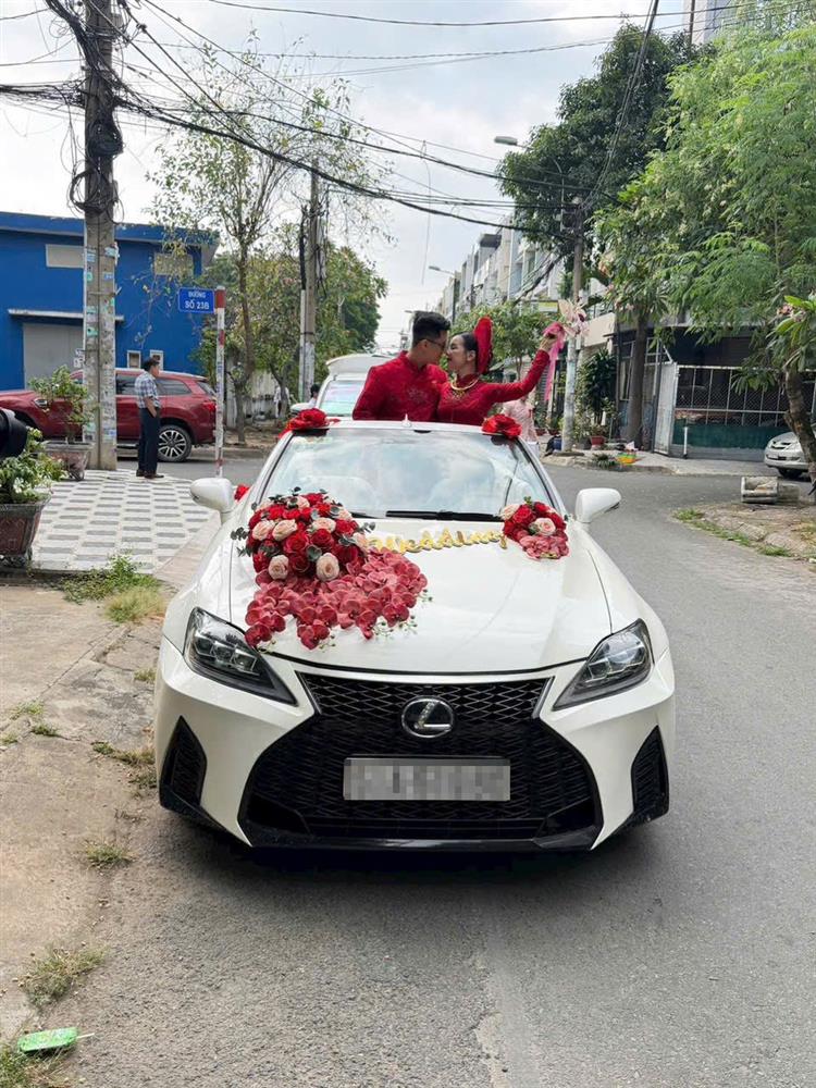 Xe Lexus mui trần kết hoa cưới
