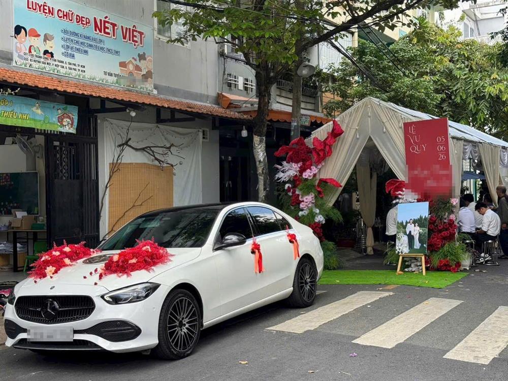 Xe Mercedes kết hoa cưới trước rạp
