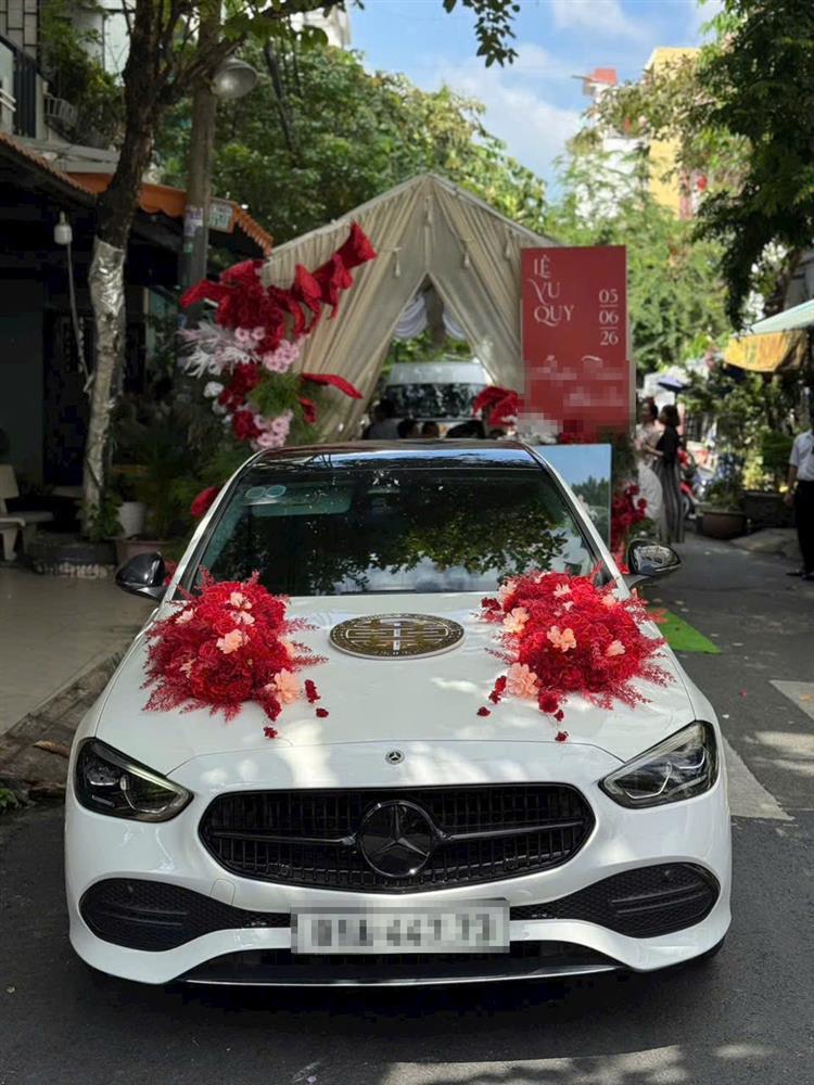 Đầu xe Mercedes kết hoa cưới